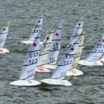 Kleine Segelboote flitzen über das Wasser. Es sind funkgesteuerte Yachten.