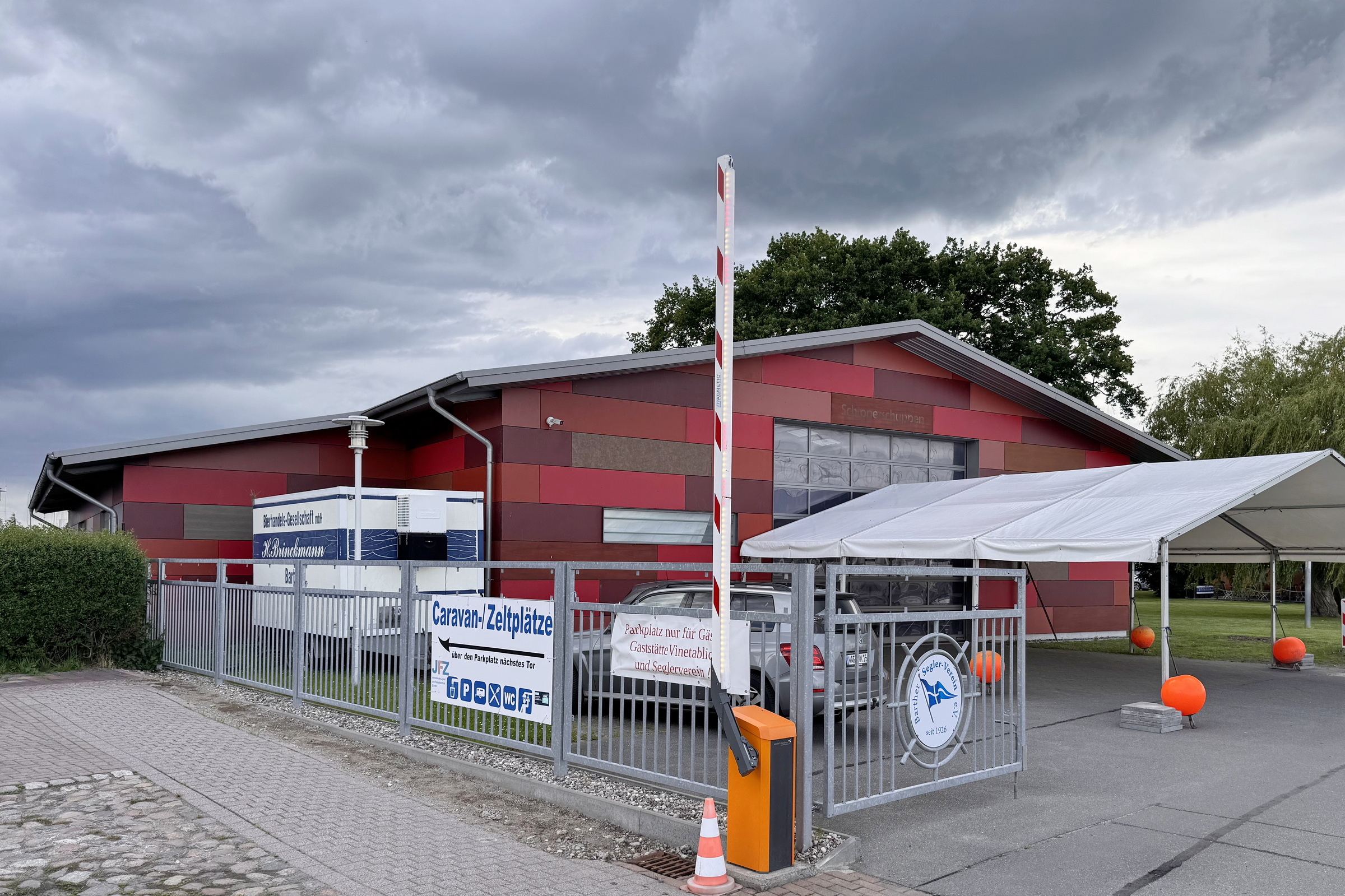Der neu gebaute Schipperschuppen des Barther Segler-Vereins.