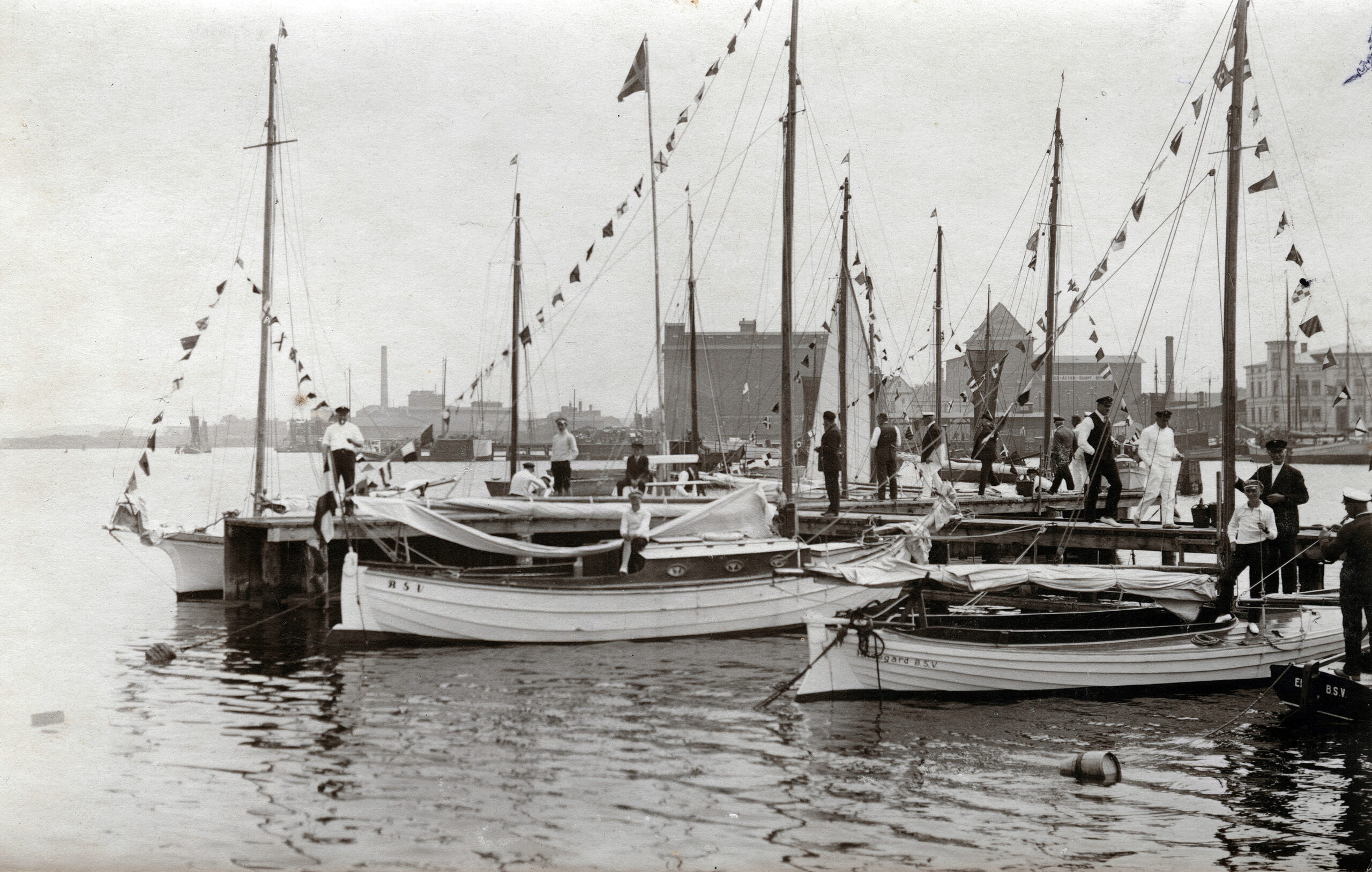 Ein historisches Bild aus den 40er Jahren mit Seglern vor der Stadt Barth.