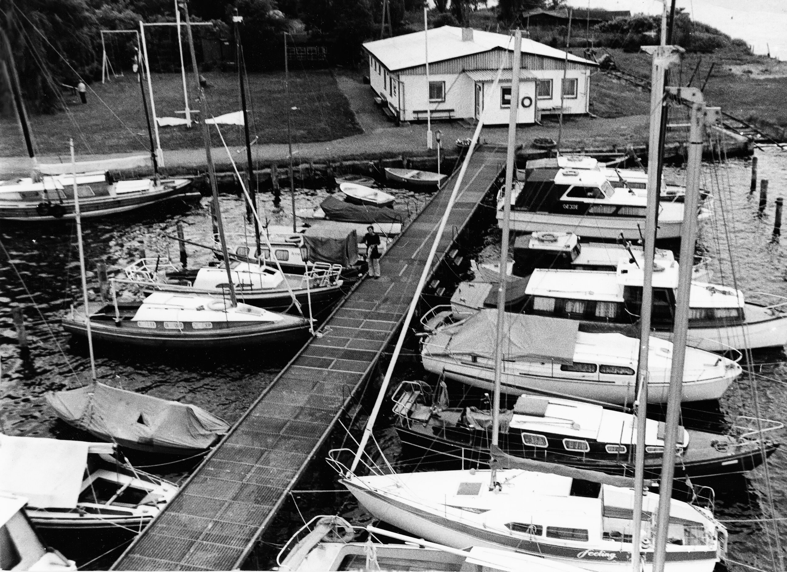 Historisches Bild der Sektion Segeln des BSG in Barth von 1989