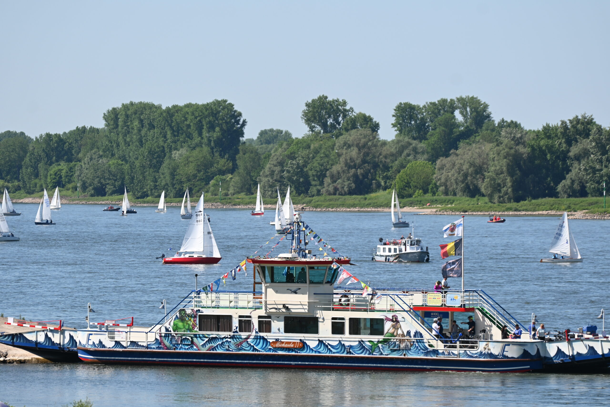Die Fähre "Michaela" die von Kaiserswerth über den Rhein pendelt