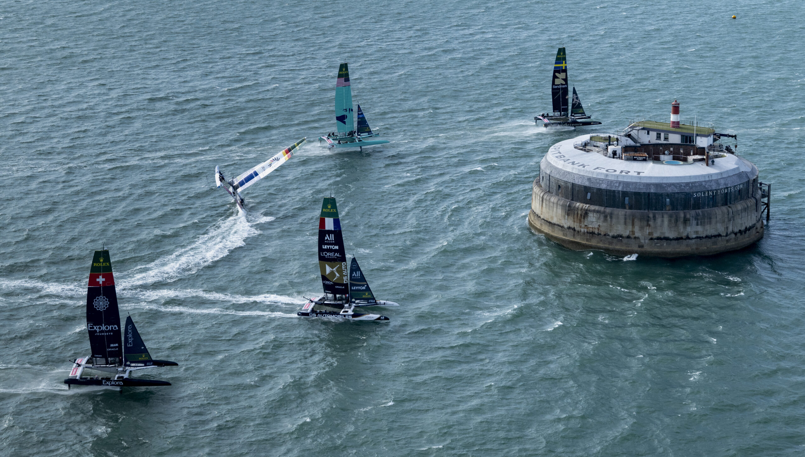 Beinahe Kenterung eines F50 Katamarans bei Rundung des Horse Sand Fort vor Portsmouth.