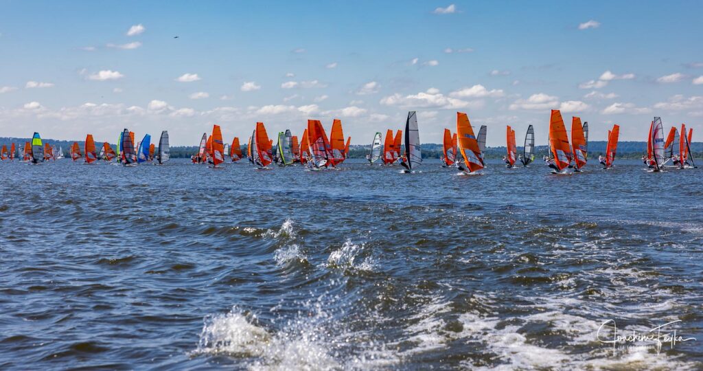 Das Startfeld der Raceboard WM 2023 auf dem Steinhuder Meer mit 170 Teilnehmern aus 22 Ländern.