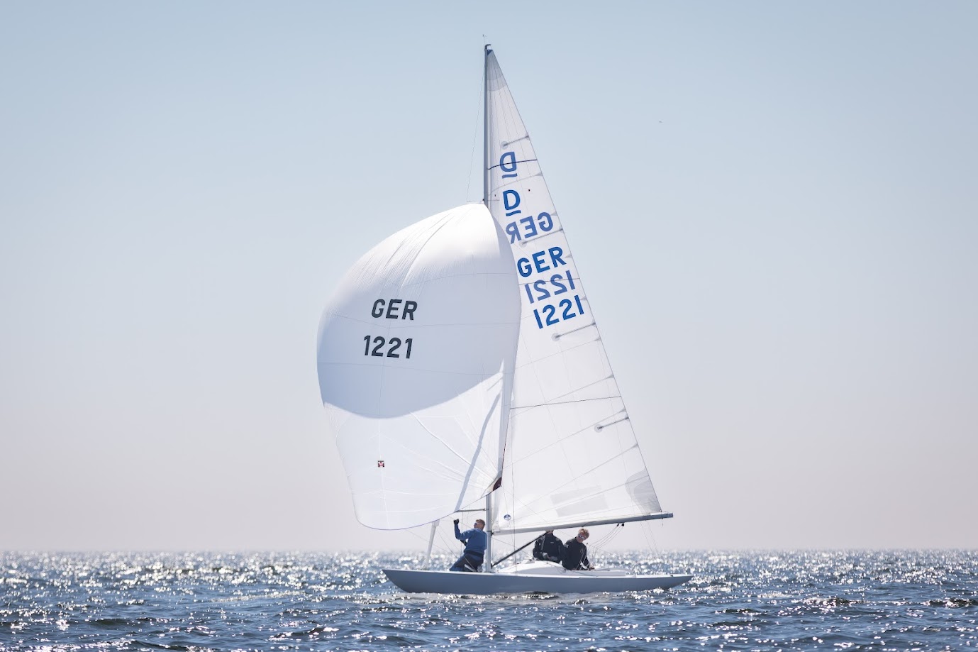 Ein Drachen mit der Segelnummer 1221 unter Spinnaker.