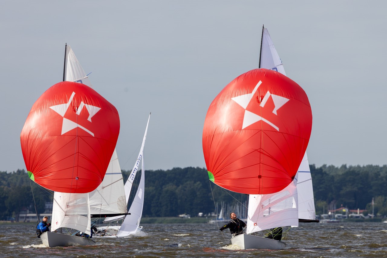 Zwei Flying Dutchman Jollen mit einem roten Spinnaker auf dem Steinhuder Meer.