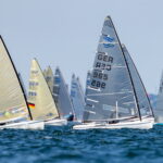 Jollen vom Typ Finn Dinghy während der Travemünder Woche.
