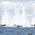 Viele Boote vom Typ Drachen bei einer Regatta