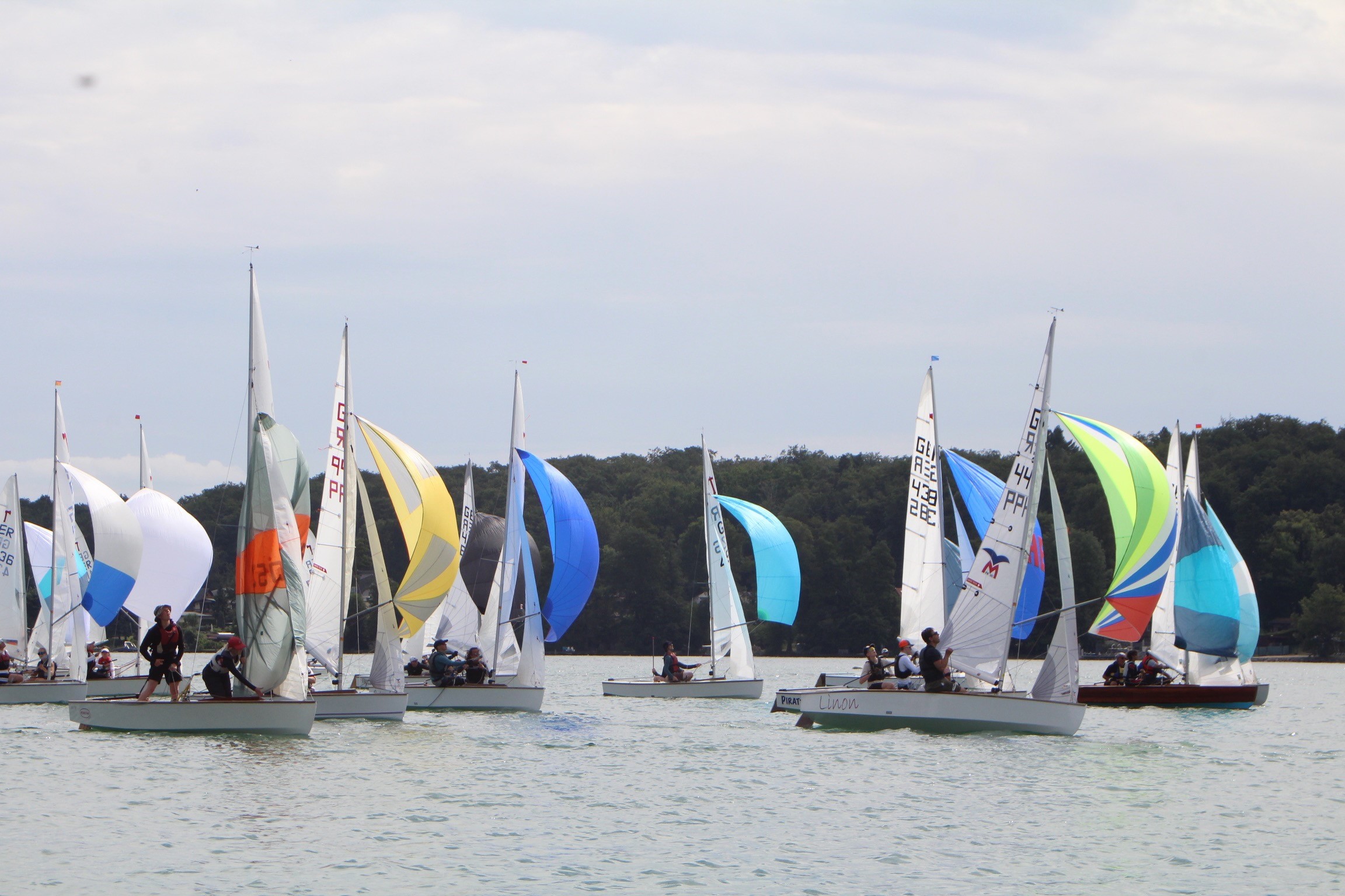 Mehrere Piratenjollen unter Spinnaker.