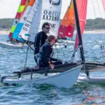 Ein Mann und eine Frau in einem Katamaran vom Typ Hobie 16