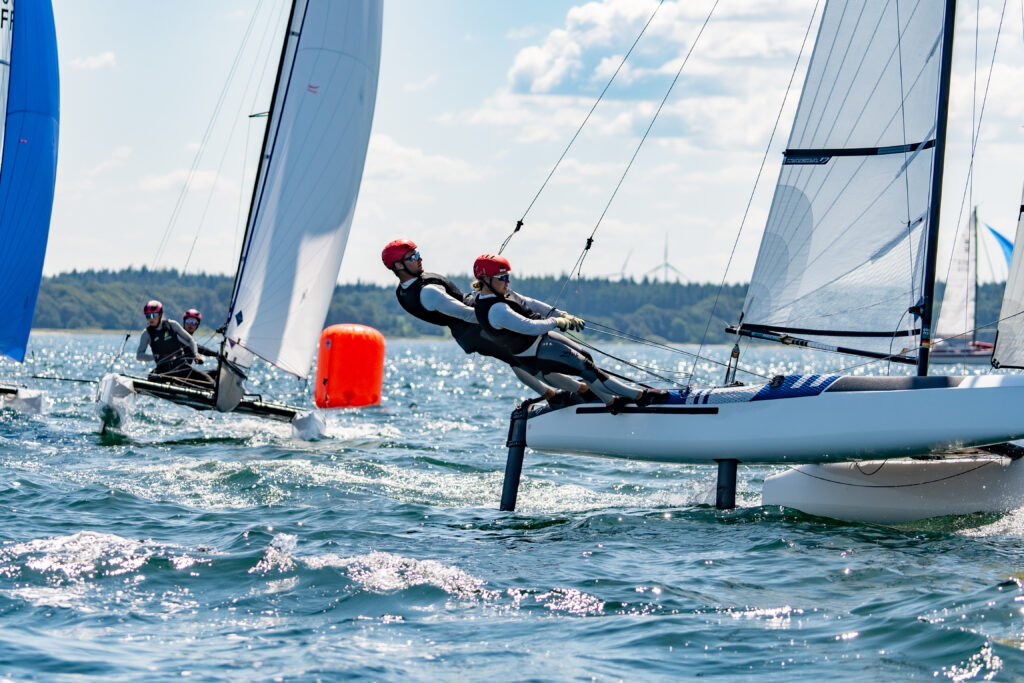 Ein foilender Nacra17 Katamaran mit zwei Seglern.