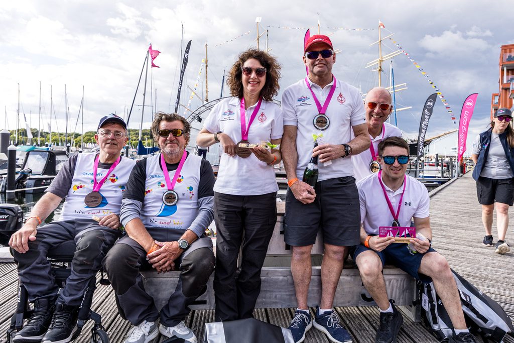 Die drei erstplatzierten Teams der Inclusive-Wertung bei der Siegerehrung
