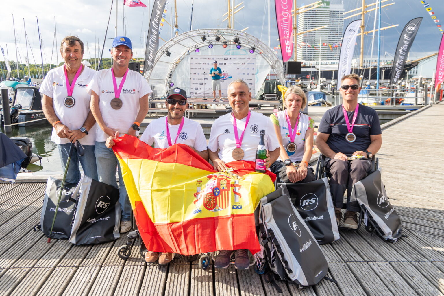 Sechs Segler werden bei der Parawertung der RS Venture Connect geehrt, die in der Mitte zeigen die spanische Flagge.