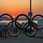 Deutsche Athletinnen und Athleten vor den olympischen Ringen in Marseille 2024.