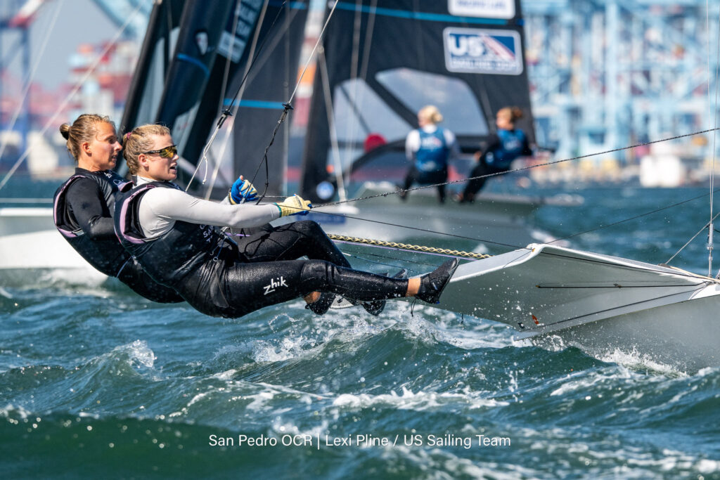 Marla Bergmann und Hanna Wille stehen im Trapez ihres 49er FX