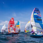 Ein Regattafeld von Windsurfern düst über die Nordsee