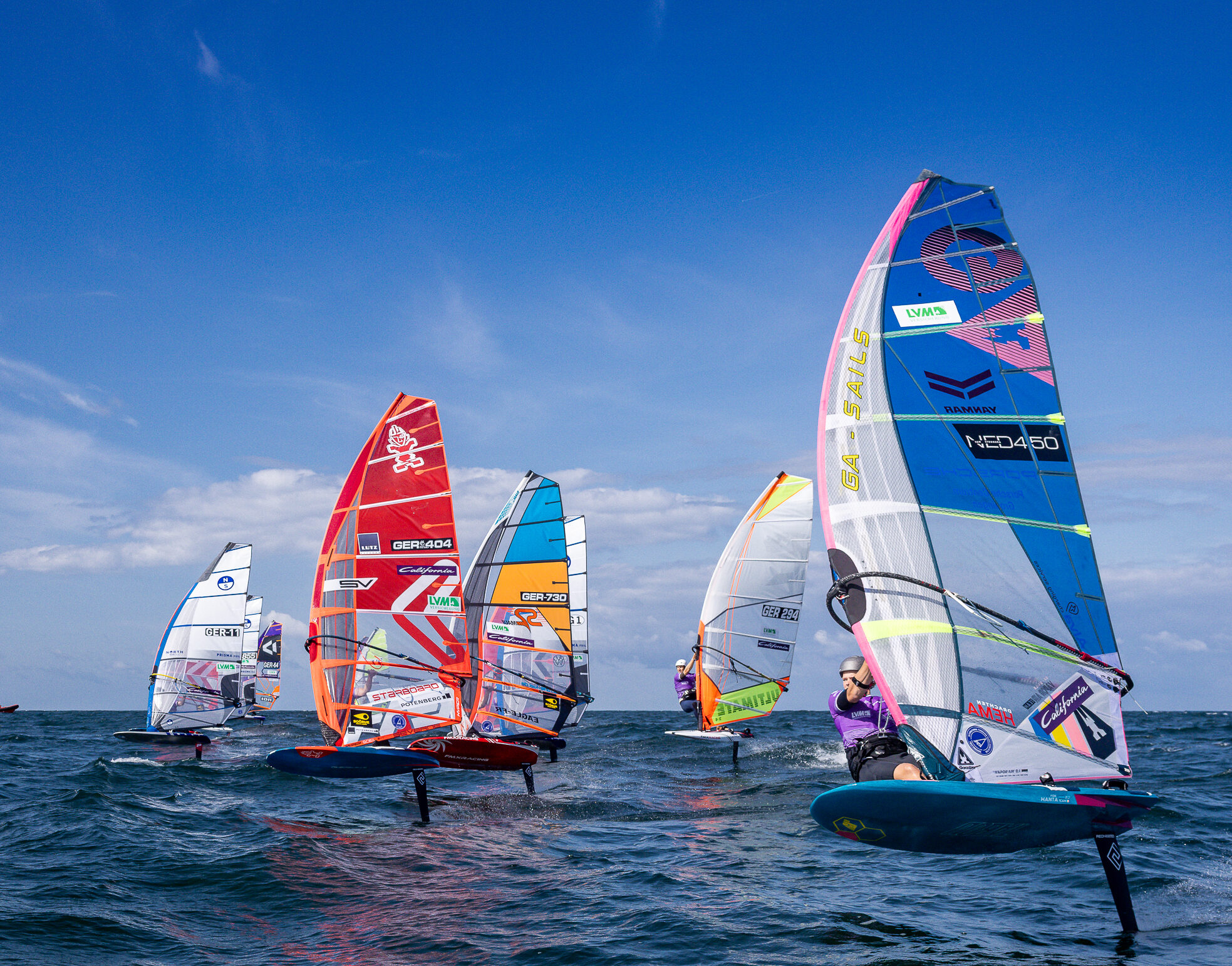 Ein Regattafeld von Windsurfern düst über die Nordsee