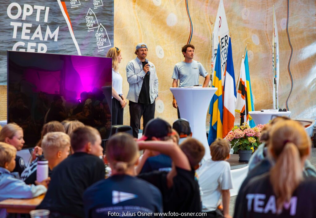 Drei Mitglieder des deutschen Sail GP-Teams stehen auf einer Bühne