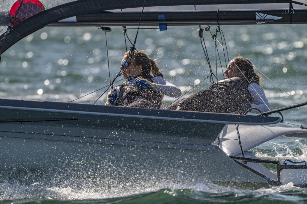 Sophie Steinlein und Catherine Bartelheimer stehen im Trapez ihres 49er FX