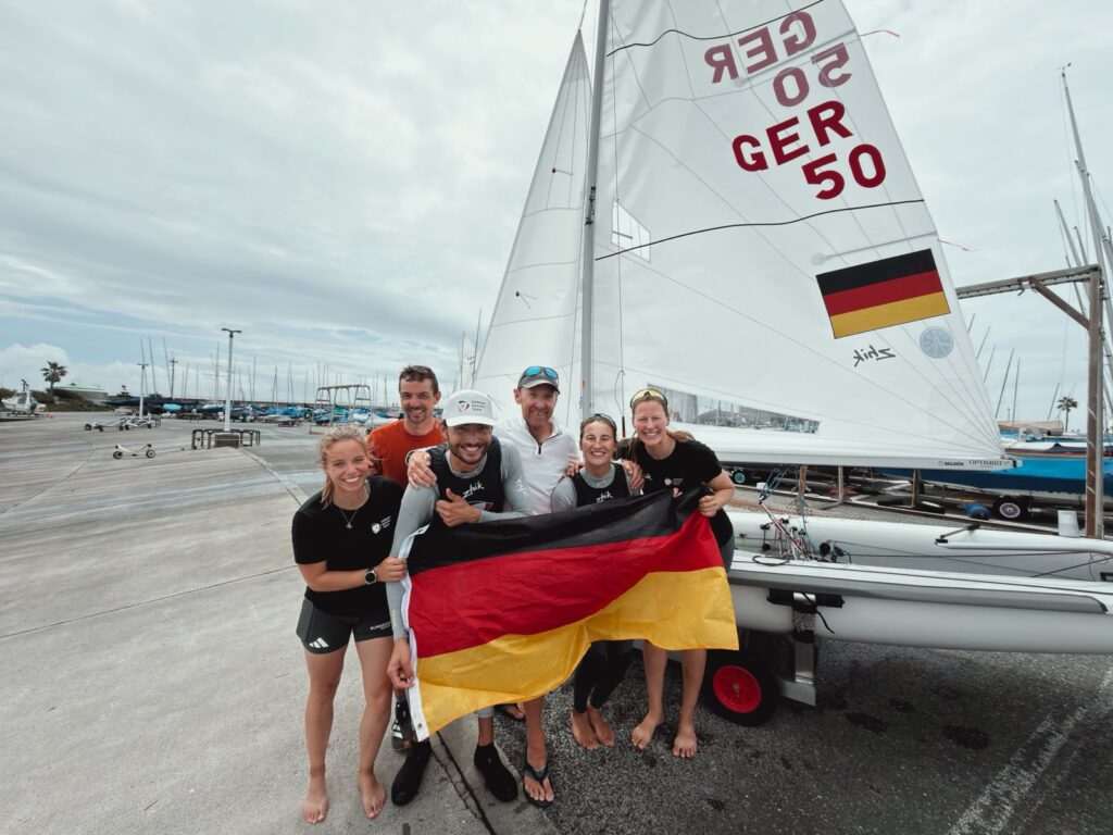 Das deutsche Team hat sich vor dem Boot von Theresa und Christopher zusammengestellt
