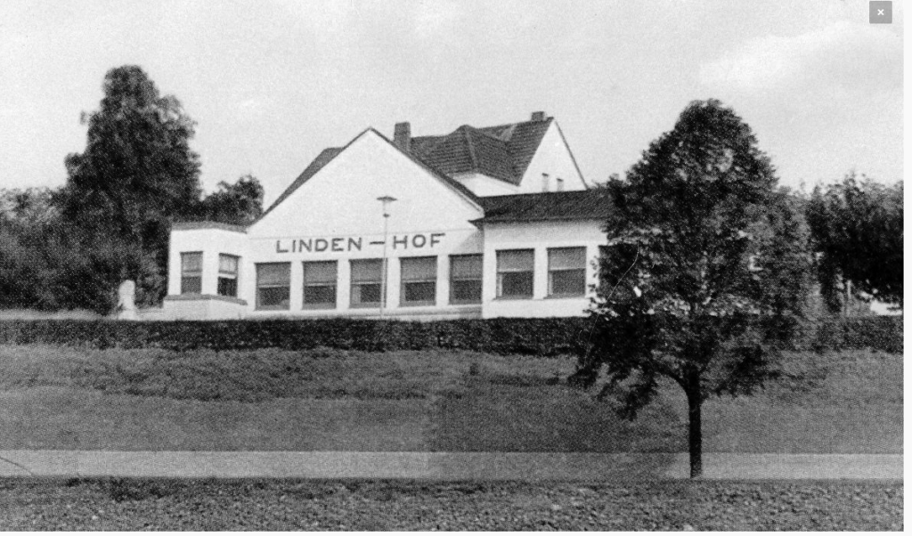 Das historische Schwarz-Weiß-Foto von 1927 zeigt ein Restaurant mit dem Namen Lindenhof.