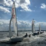 Mehrere Conger-Jollen die auf dem Steinhuder Meer hintereinander segeln