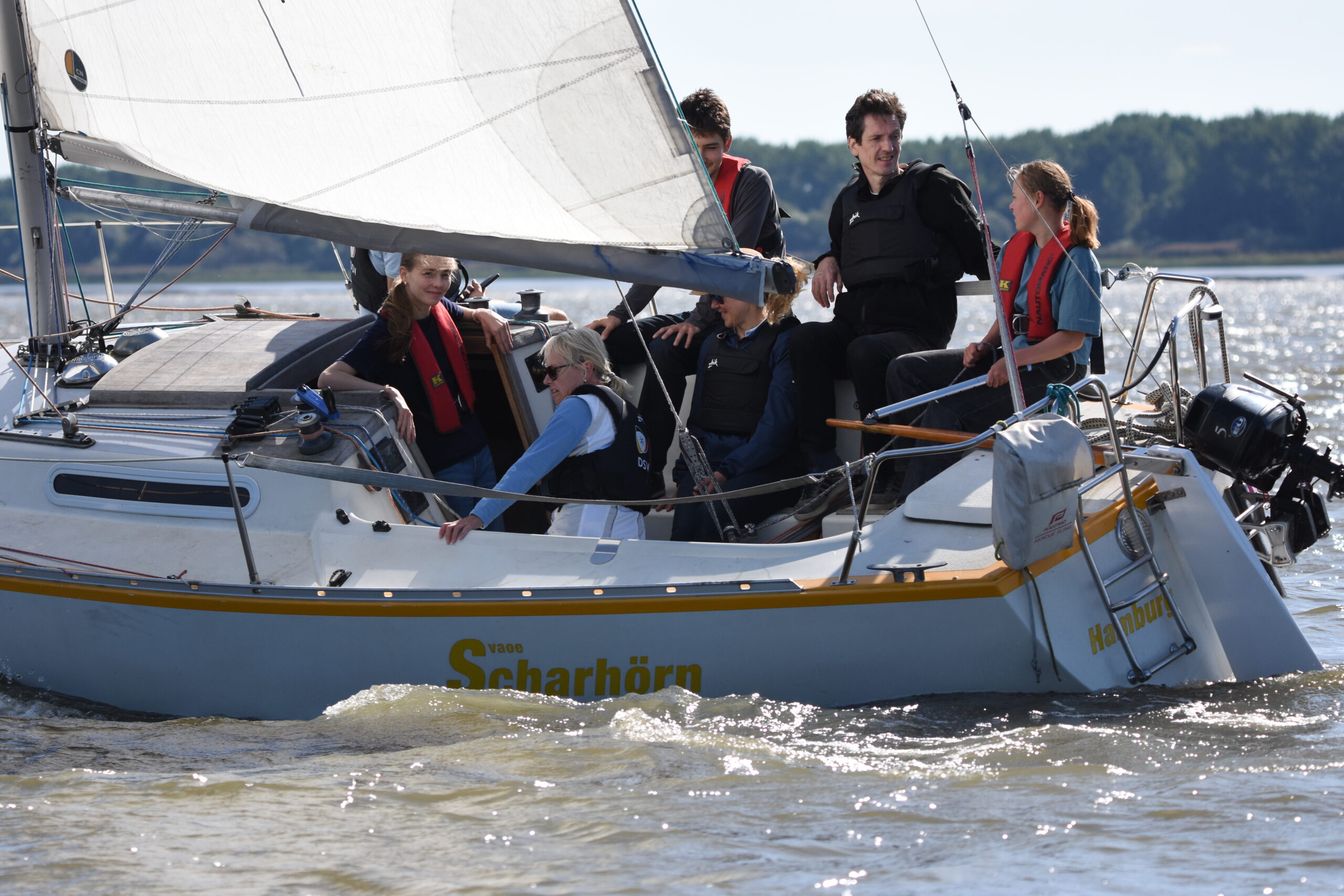 Ein Kielboot vom Typ Albin Express wird von einer jungen Crew auf der Elbe gesegelt