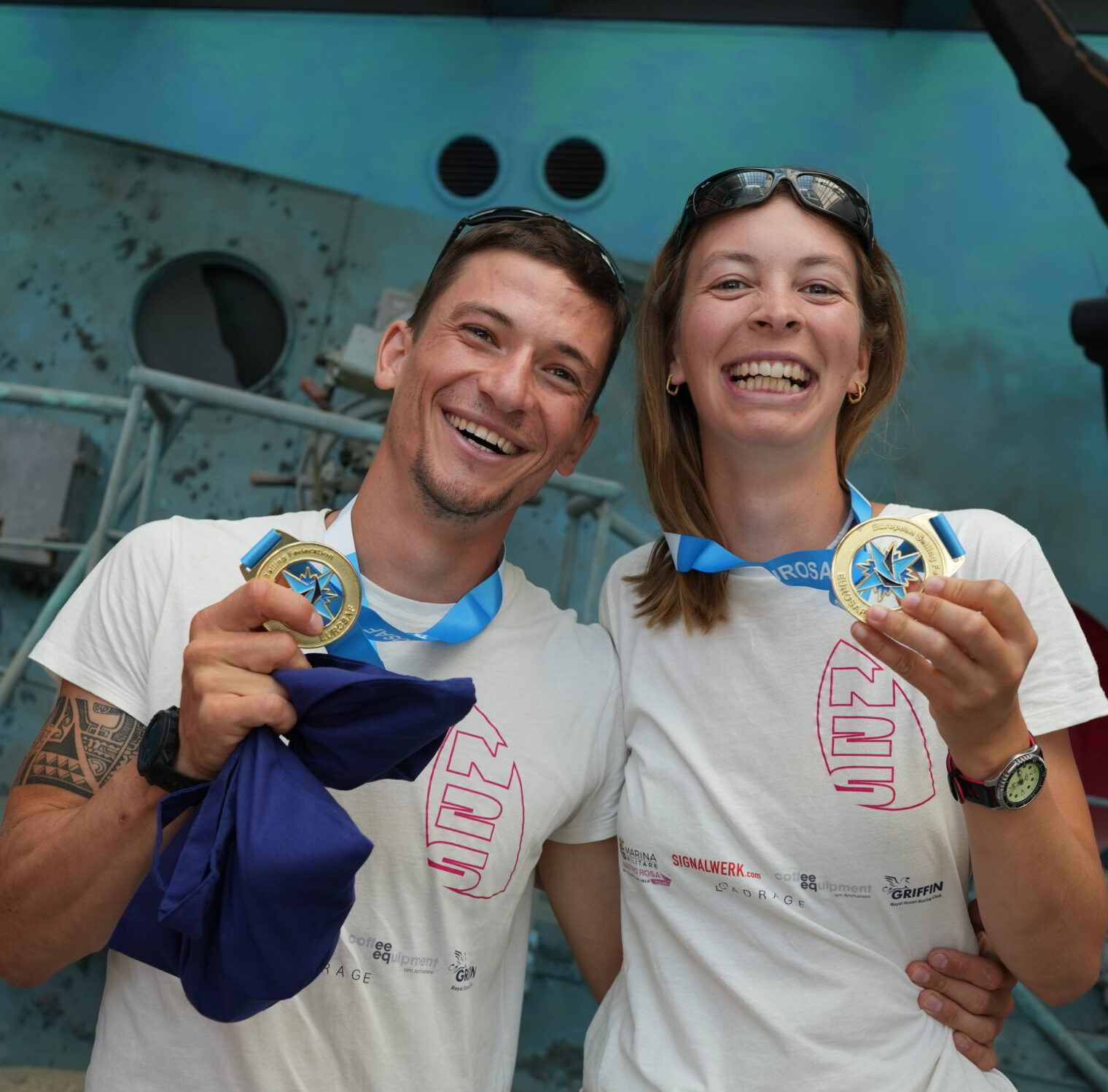 Die Segler Paul Piehl und Freya Olbrich nach dem Gewinn der EUROSAF Doublehanded EM 2026