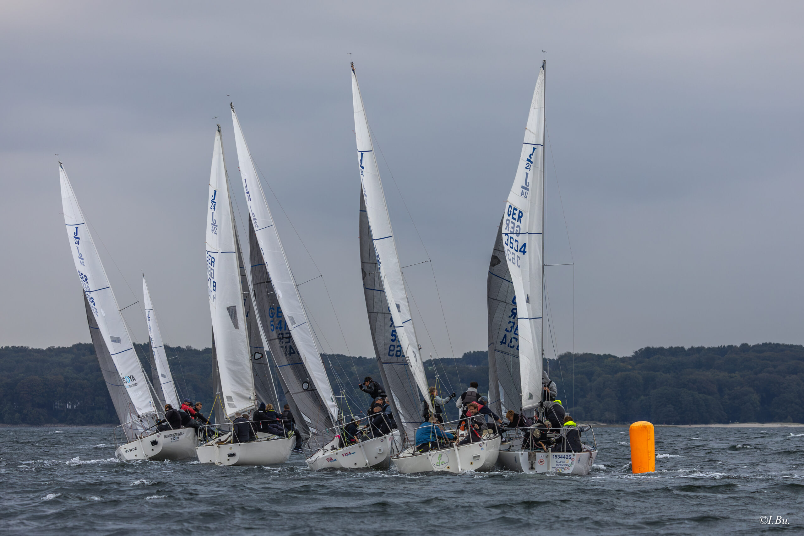 Mehrere Kielboote vom Typ J/24 von hinten