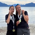 Die Seglerinnen Olha Lubianska und Liv Martin mit ihren Medaillen der Internationalen Deutschen Jugendmeisterschaft 2026