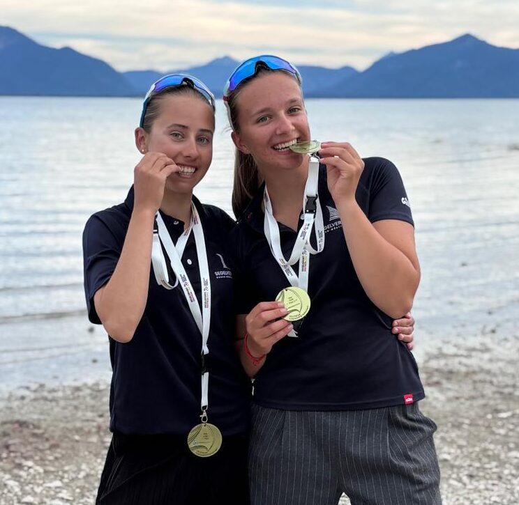 Die Seglerinnen Olha Lubianska und Liv Martin mit ihren Medaillen der Internationalen Deutschen Jugendmeisterschaft 2026
