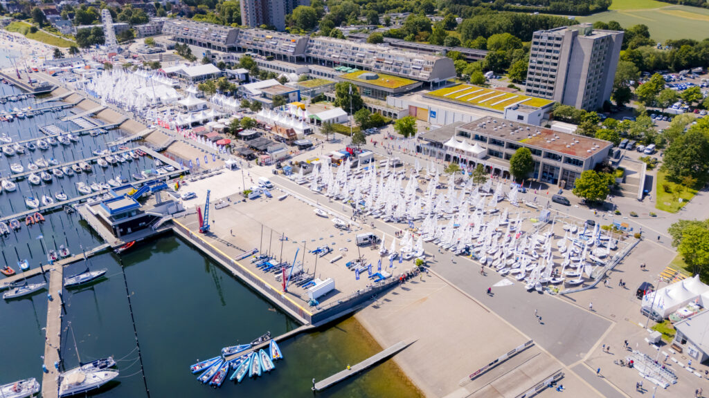Das für die Olympischen Spiele 1972 gebaute Olympiazentrum in Kiel-Schilksee von oben.