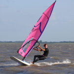 Windsurfer Lasse Brudek auf einem Surfboard der LT Klasse mit pinkfarbenem Segel