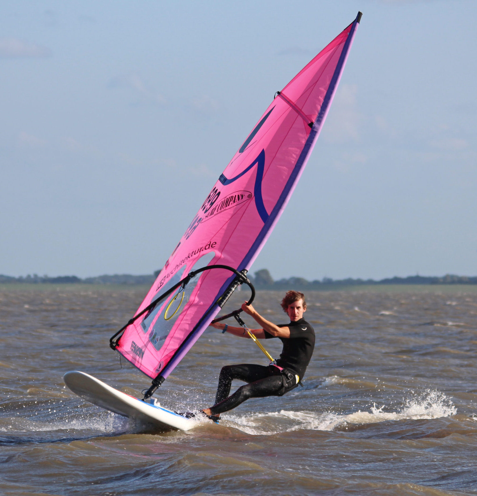 Windsurfer Lasse Brudek auf einem Surfboard der LT Klasse mit pinkfarbenem Segel