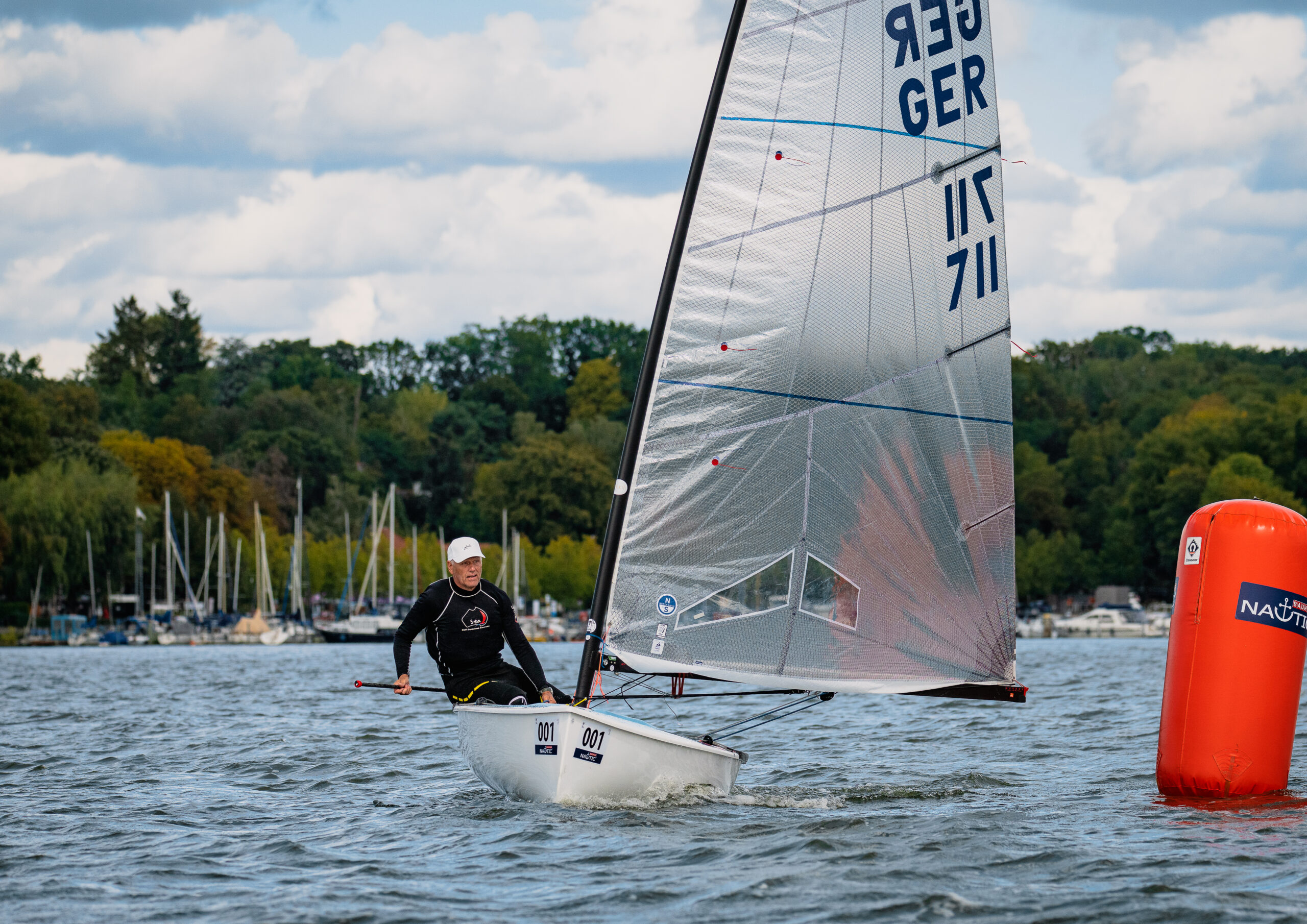 Der erfolgreiche Jollensegler Andre Budzien auf seinem Finn Dinghy.