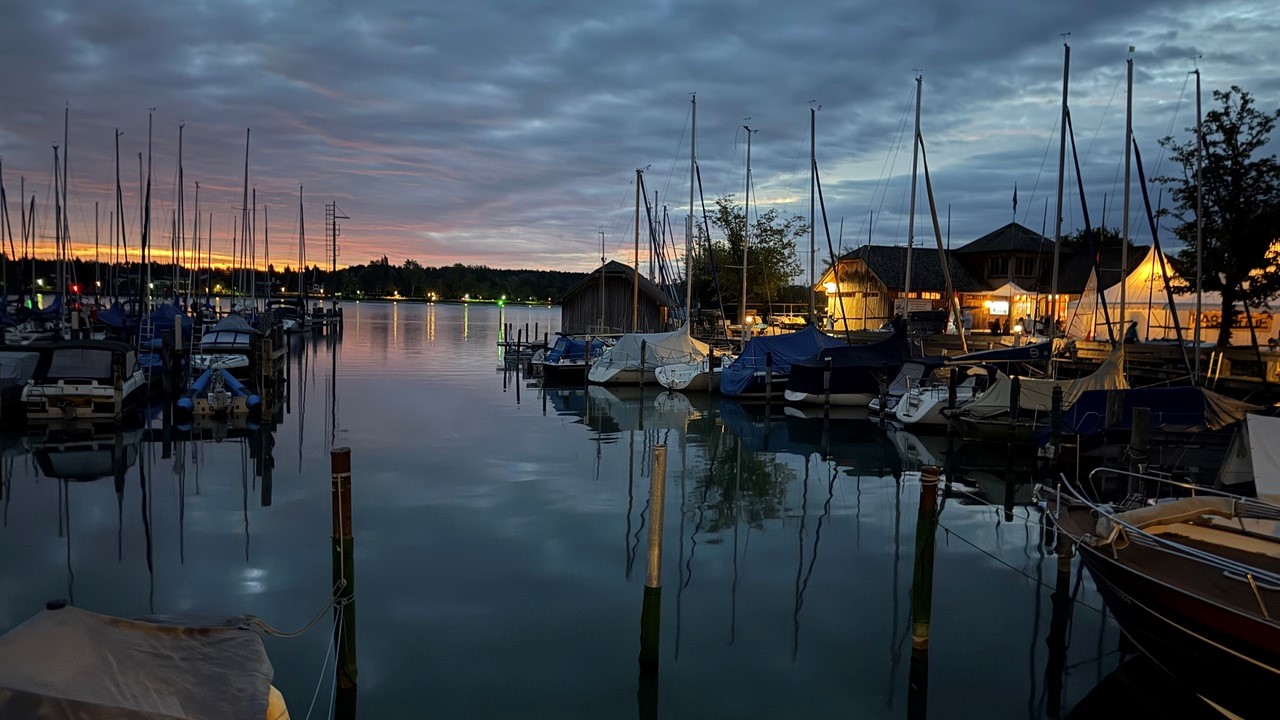 Stimmungsvoller Blick vom Regatta Verein Seebruck auf den Chiemsee