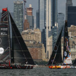 Foilende IMOCA-Rennyachten vor der Skyline von Manhatten