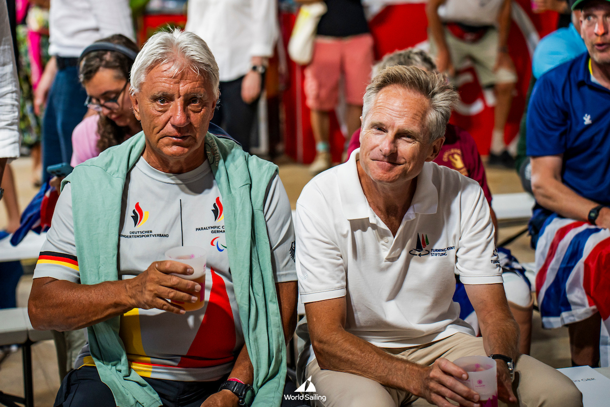 Der deutsche Segeltrainer Christian Bittner neben dem erfolgreichen Segler Jens Kroker