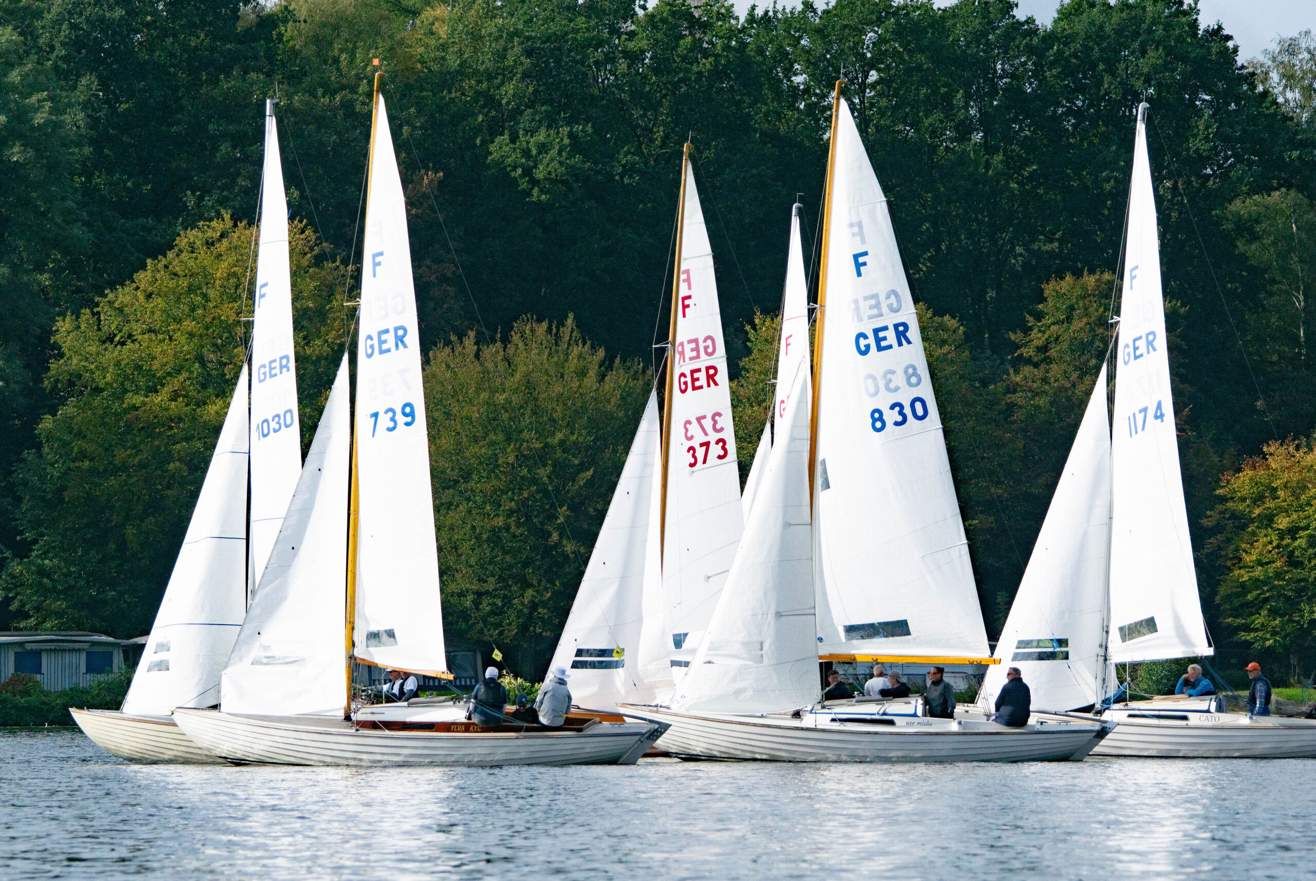 Mehrere Folkeboote auf dem Baldeneysee bei wenig Wind.