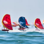 Wing Foiler mit viel Speed und leicht verwischt.
