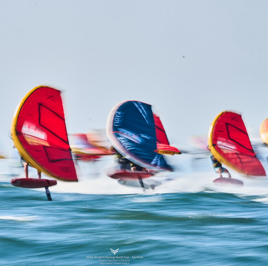 Wing Foiler mit viel Speed und leicht verwischt.