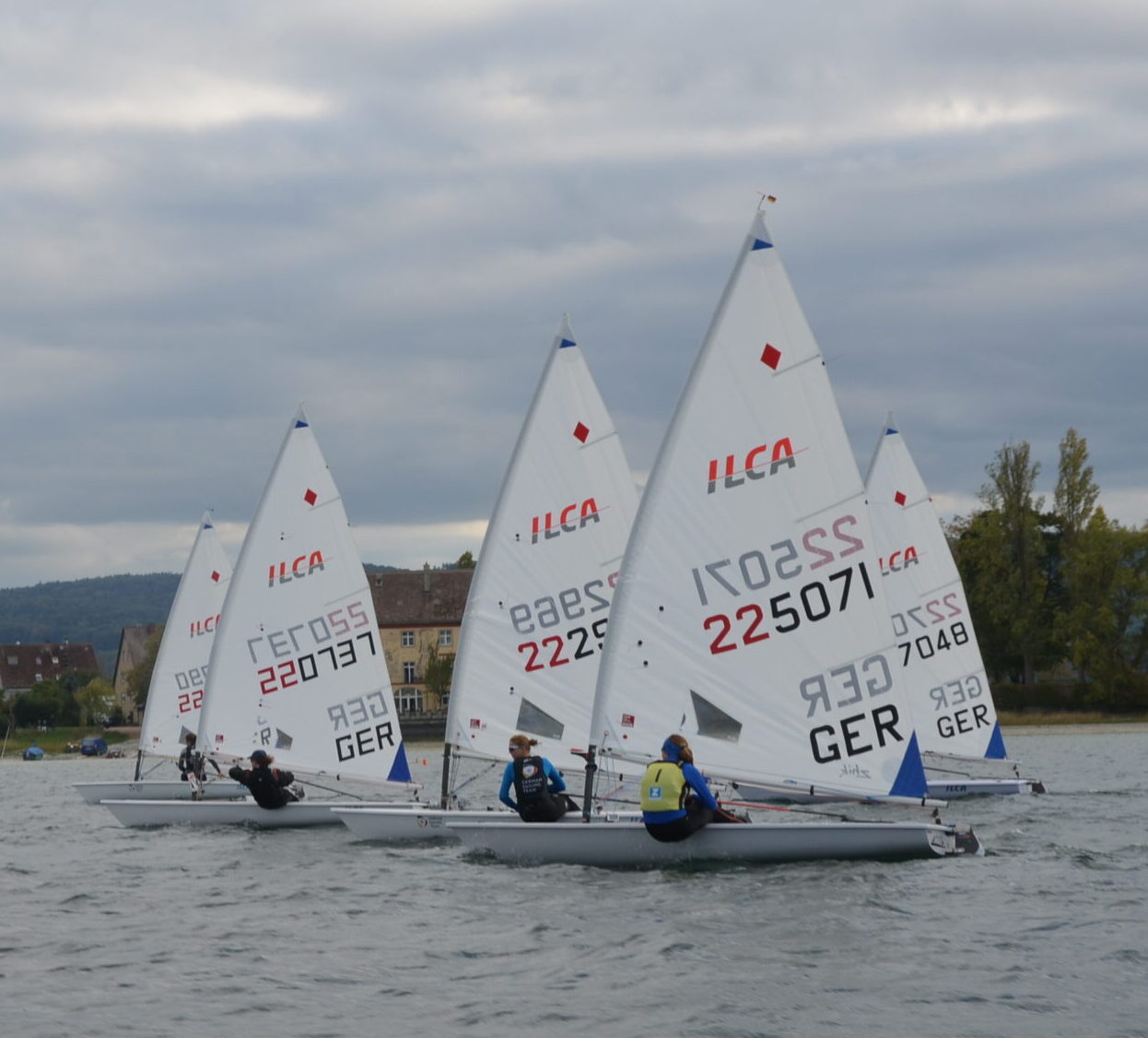Mehrere ILCA 6 auf dem Bodensee, als Frauenklasse erkennbar an der Raute im Segel