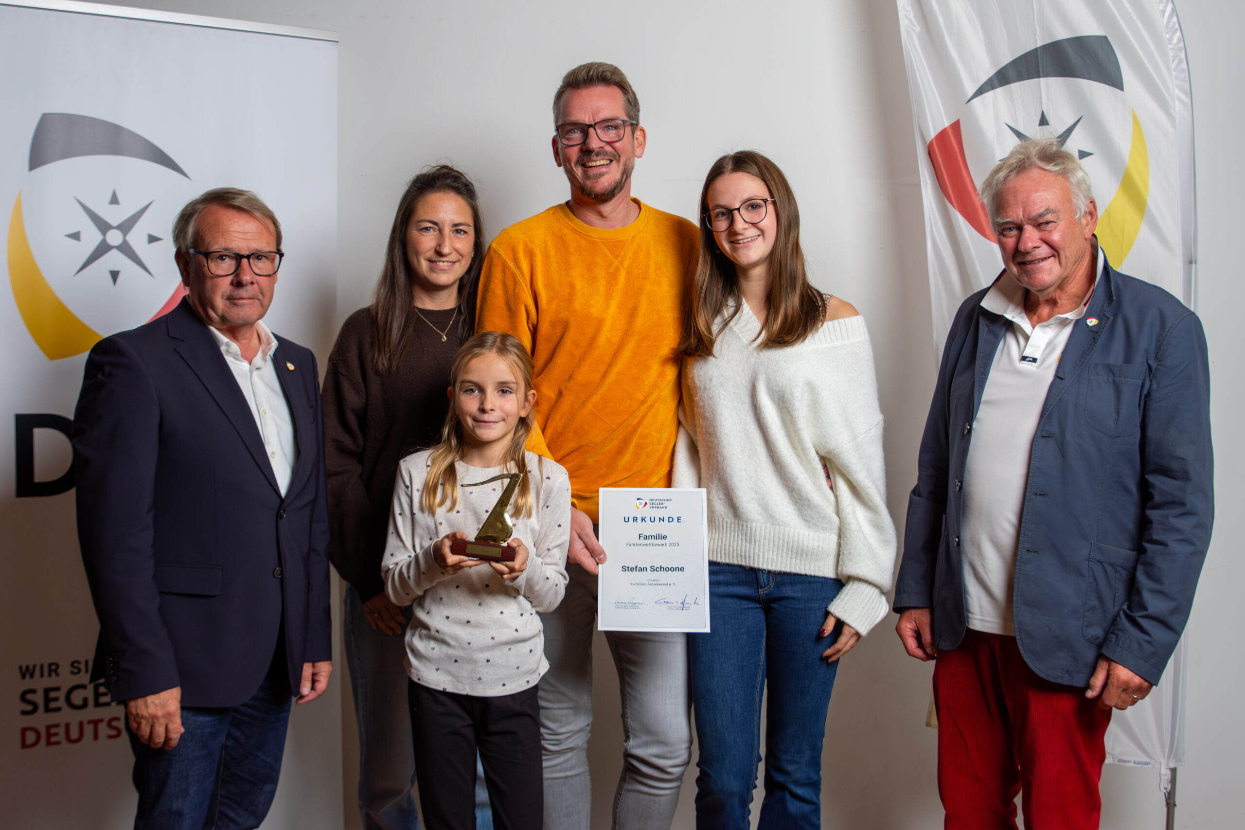 Eine Familie erhält eine Auszeichnung für gute seglerische Leistung