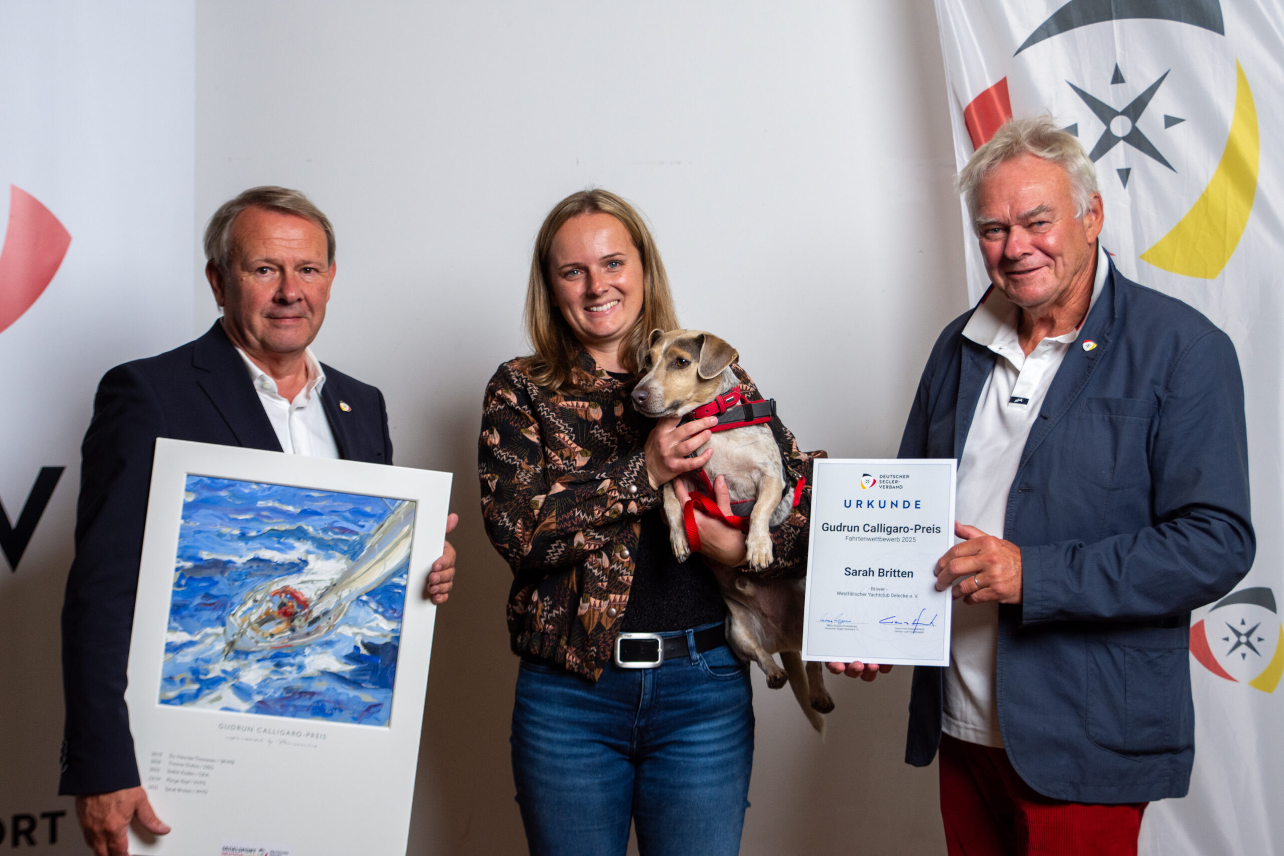 Sarah Britten mit ihrem Hund auf dem Arm bei der Preisvergabe