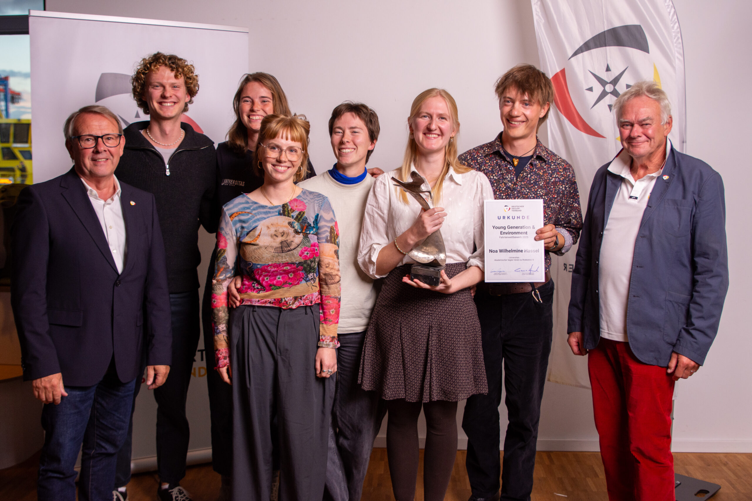 Eine junge Crew vom ASV zu Rostock freut sich über einen Preis