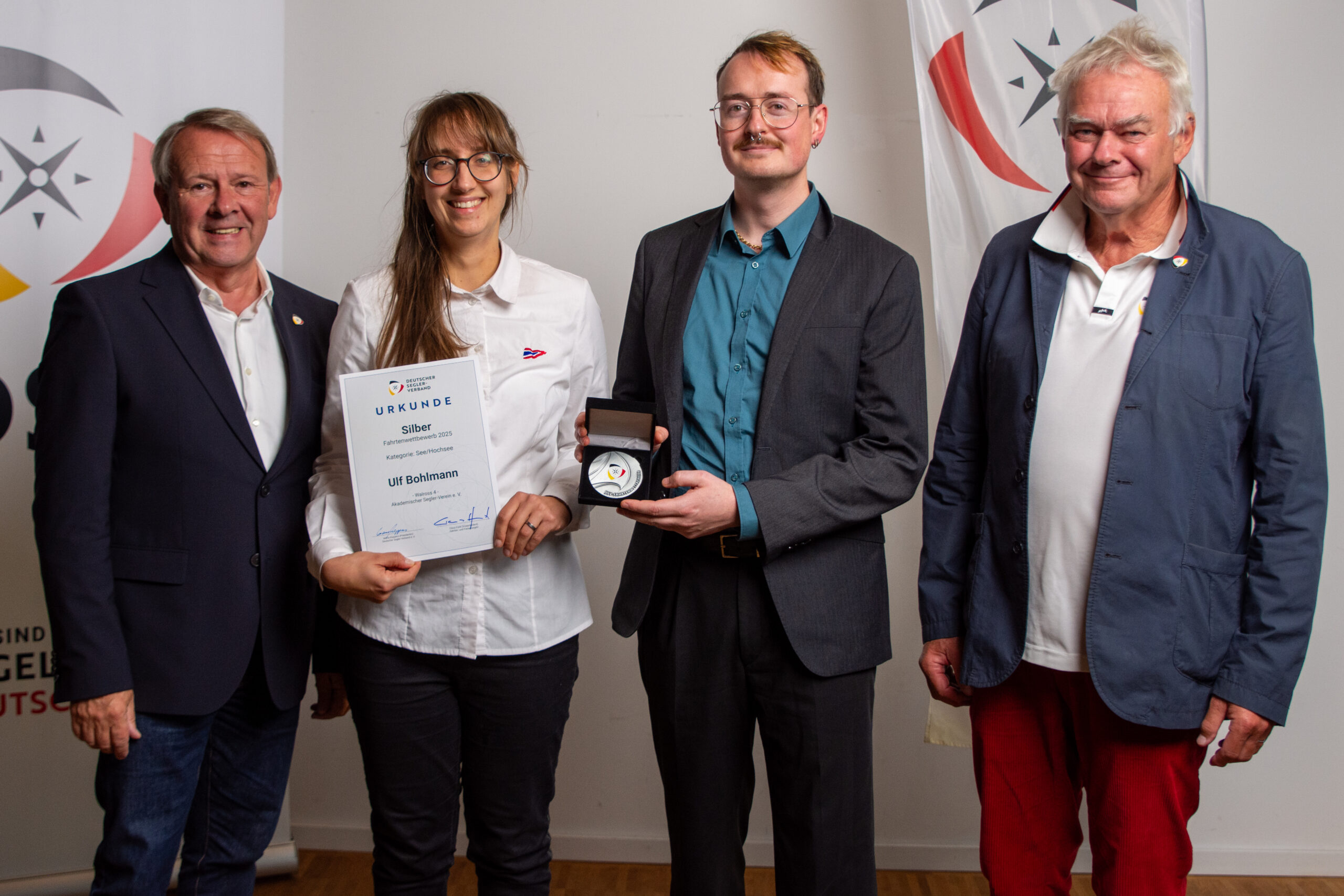 Zwei erfolgreiche junge Segler mit einem Preis in den Händen