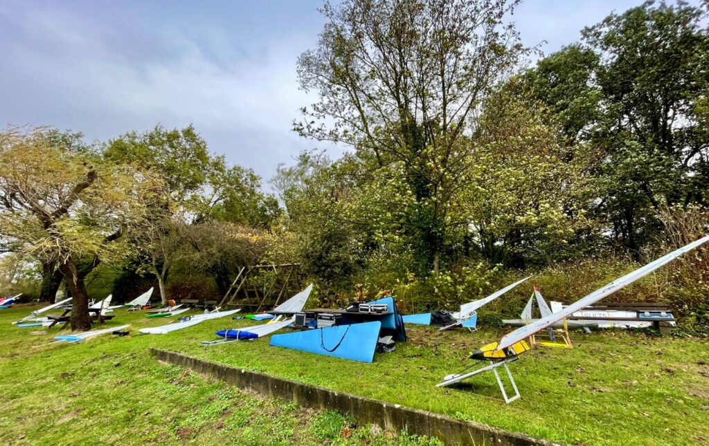 Funk gesteuerte Segelyachten liegen auf einer Wiese vor der Regatta. Die Boote sind zirka 1,80 Meter groß-