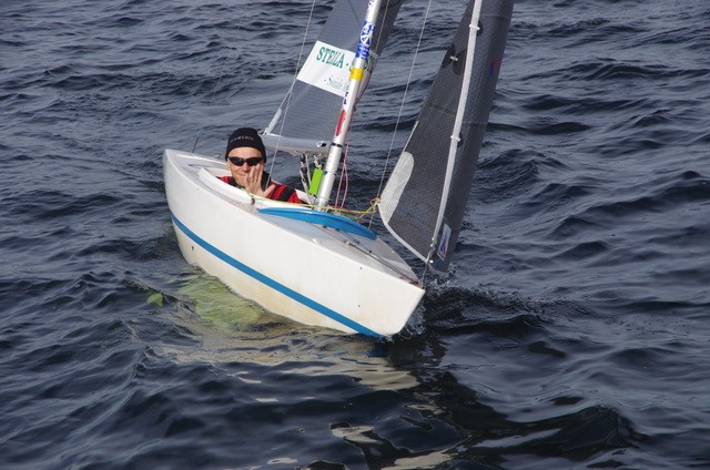 Ein Mann mit einer schwarzen Mütze in einer 2.4mR Yacht.