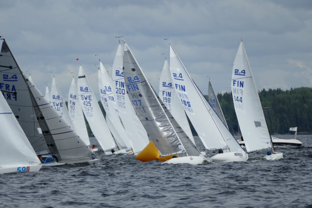 Spannende Races auf dem Binnensee bei der 2.4mR-WM. Foto: Ismo Rellmann ja Erika Panttila