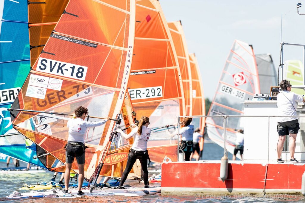 154 Starterinnen und Starter aus 21 Nationen verwandelten das Steinhuder Meer in eine bunte Windsurf-Arena. Foto: Beeke Fitschen