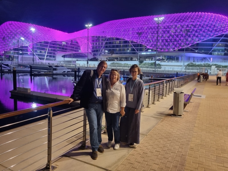 Mit Mona Küppers und Nadine Stegenwalner bei der World Sailing-Mitgliederversammlung 2022 in Abu Dhabi. Foto: privat 